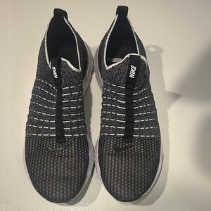 Nike Men's Black and White Knit Sneakers